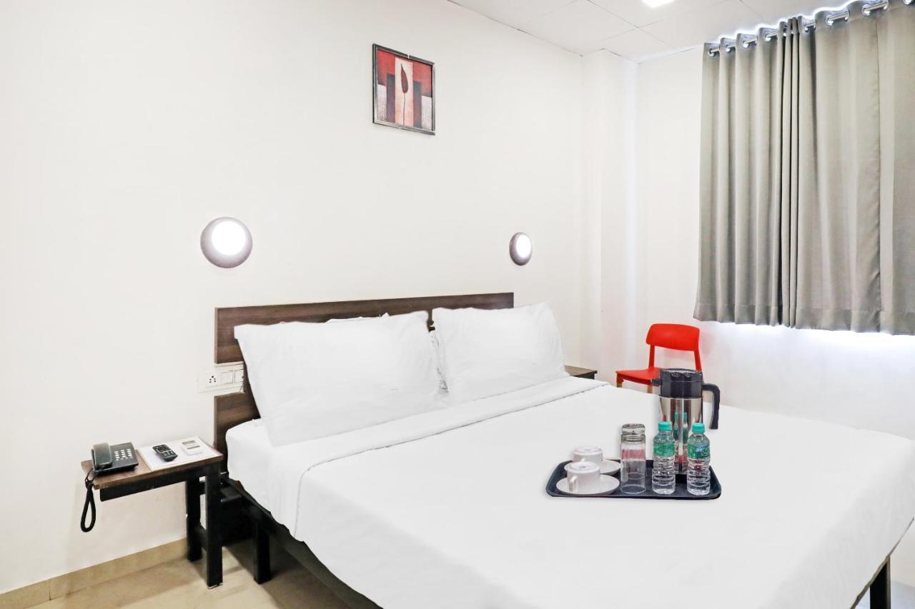 Hotel Gokul Solitaire, Surat Bhatha エクステリア 写真