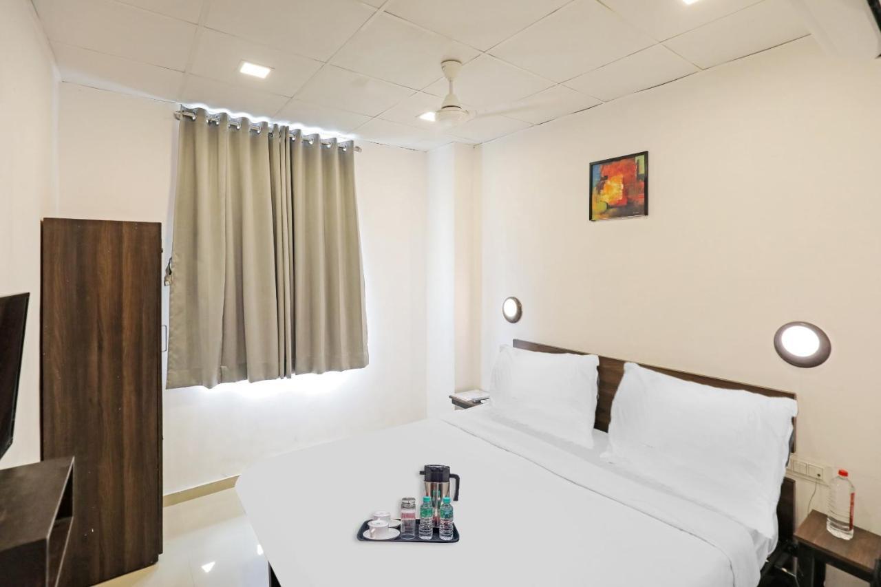 Hotel Gokul Solitaire, Surat Bhatha エクステリア 写真