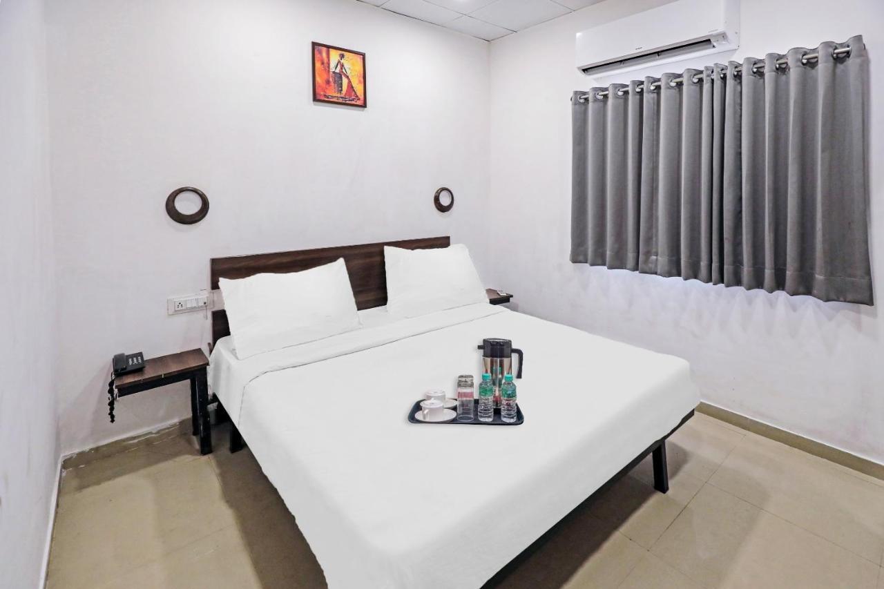 Hotel Gokul Solitaire, Surat Bhatha エクステリア 写真