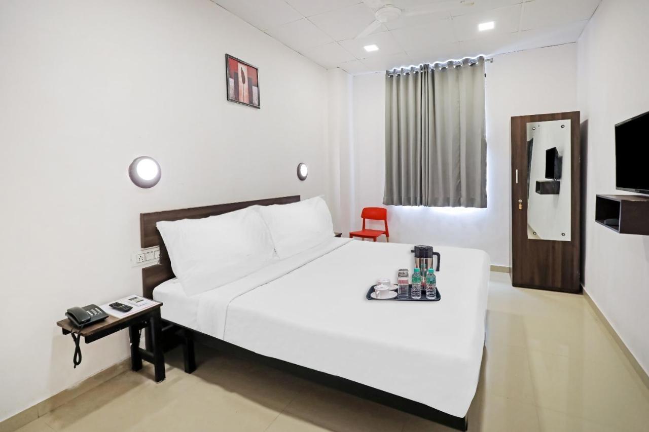 Hotel Gokul Solitaire, Surat Bhatha エクステリア 写真
