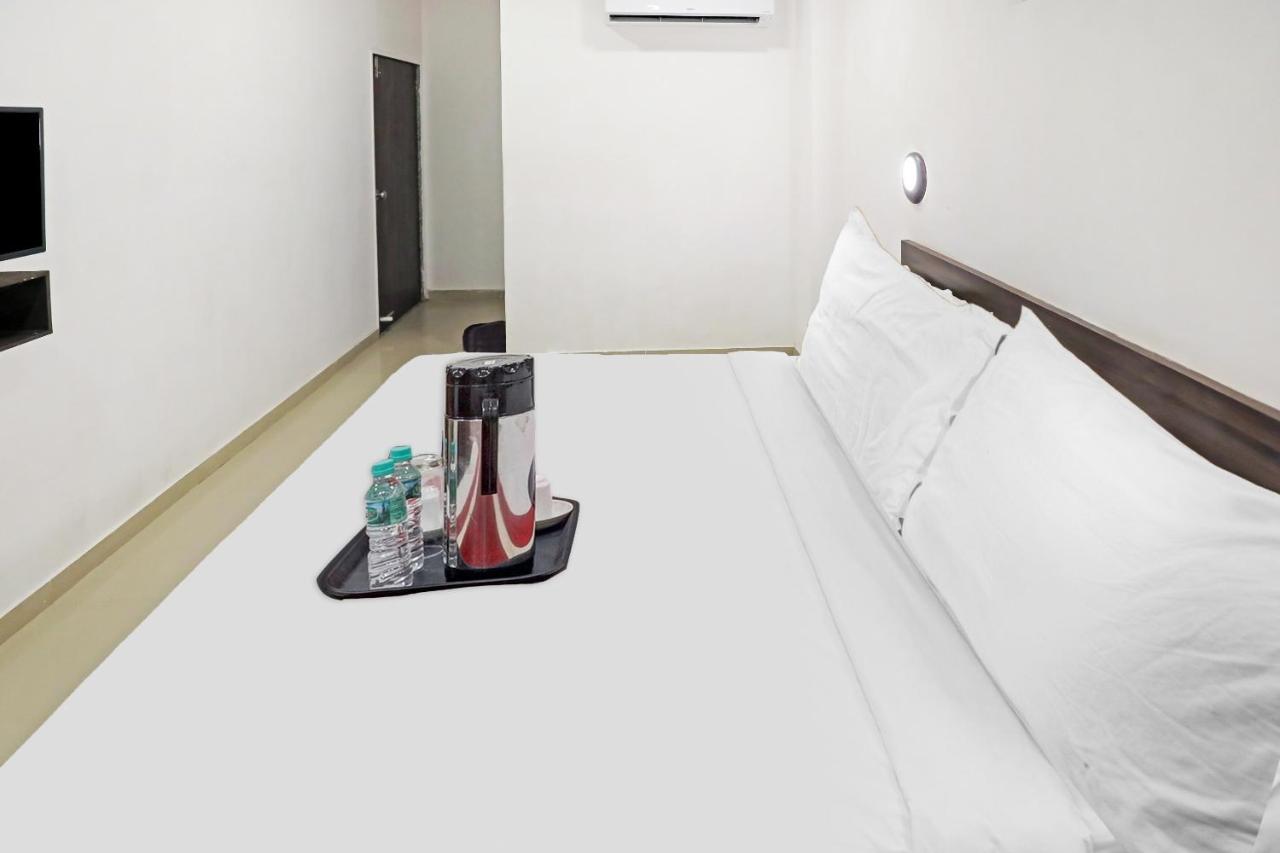 Hotel Gokul Solitaire, Surat Bhatha エクステリア 写真
