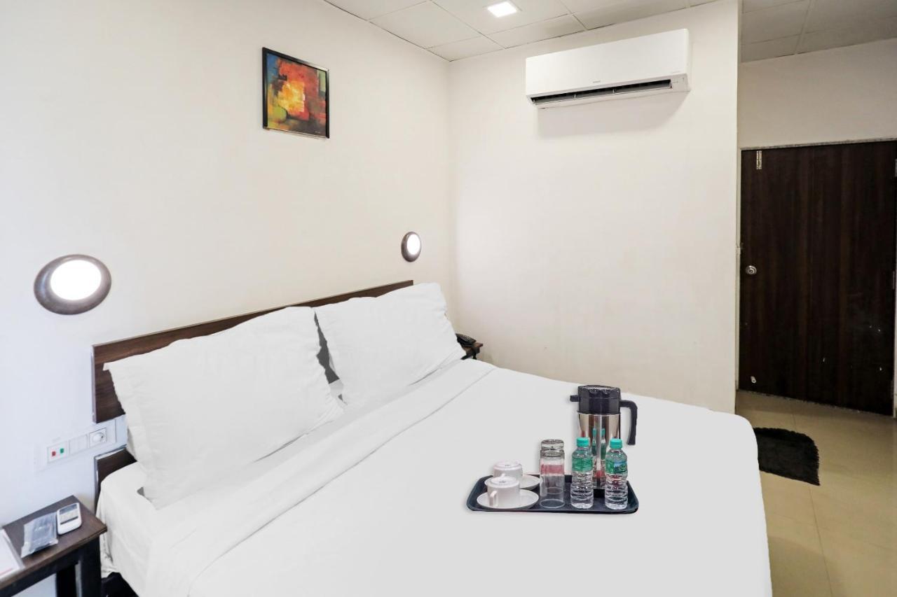 Hotel Gokul Solitaire, Surat Bhatha エクステリア 写真