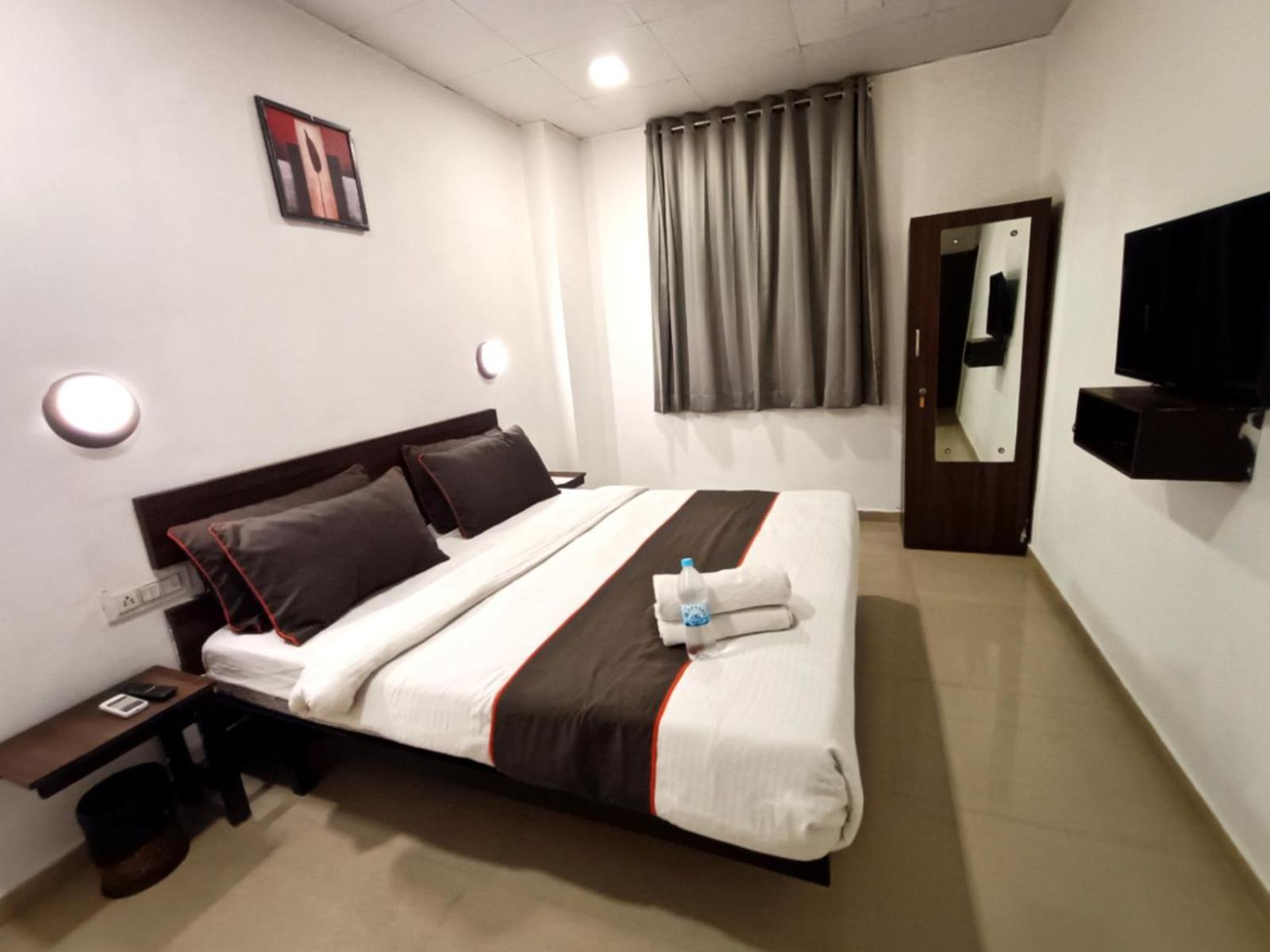 Hotel Gokul Solitaire, Surat Bhatha エクステリア 写真