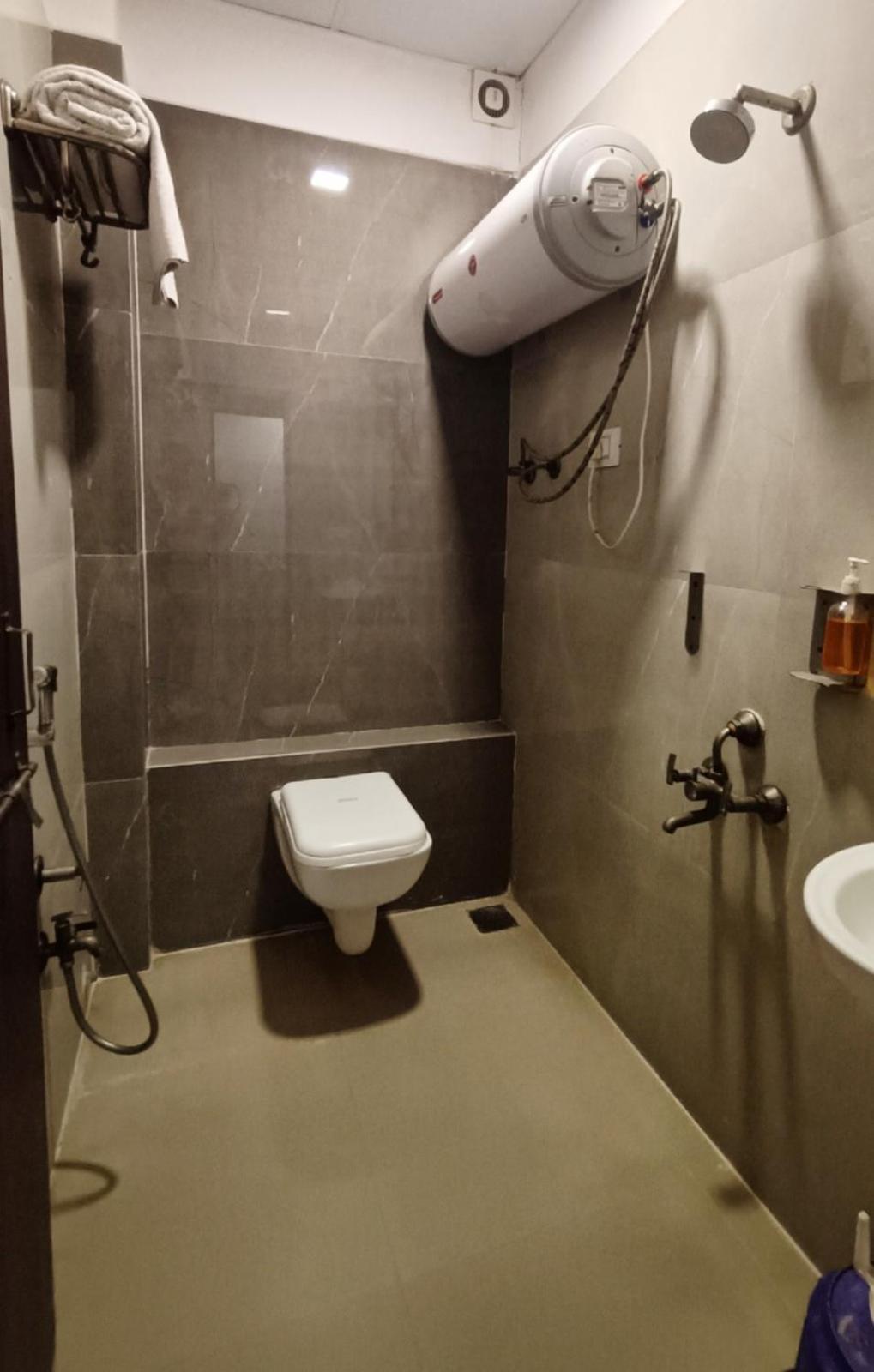 Hotel Gokul Solitaire, Surat Bhatha エクステリア 写真