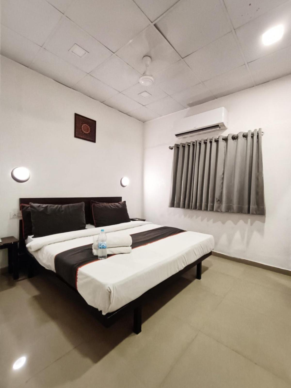 Hotel Gokul Solitaire, Surat Bhatha エクステリア 写真