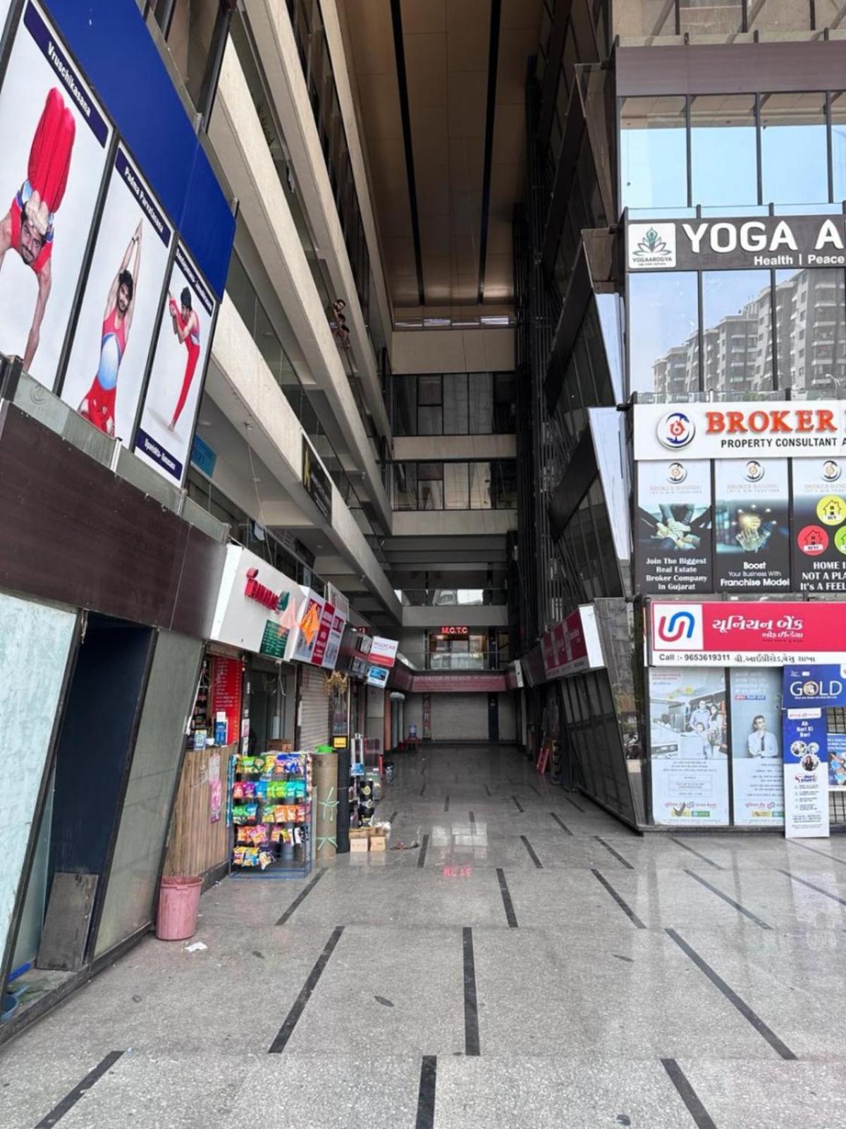 Hotel Gokul Solitaire, Surat Bhatha エクステリア 写真