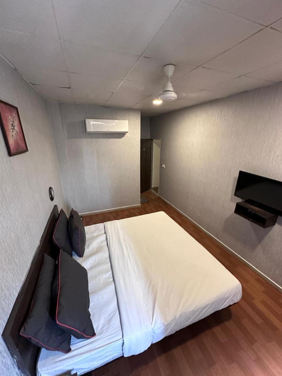 Hotel Gokul Solitaire, Surat Bhatha エクステリア 写真